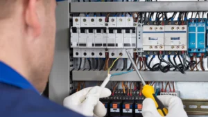 Qué es lo que realiza un electricista